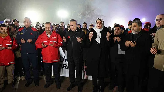 Diyarbakır Valisi, depremde arama-kurtarma çalışmalarına katılan ekiplerle bir araya geldi