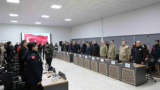 Diyarbakır Valisi, depremde arama-kurtarma çalışmalarına katılan ekiplerle bir araya geldi