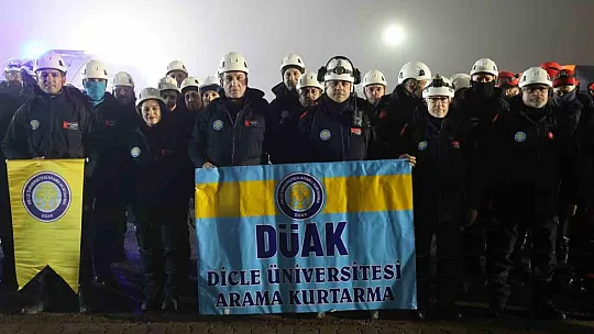Diyarbakır Valisi, depremde arama-kurtarma çalışmalarına katılan ekiplerle bir araya geldi