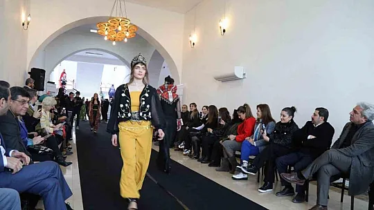 Diyarbakırlı kadınların defile gösterisi göz kamaştırdı