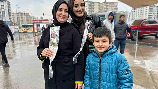 Diyarbakırlı moda tasarımcısı Sevgililer Günü'ne özel çiçekli gelinlik tasarladı
