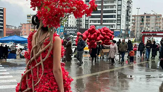 Diyarbakırlı moda tasarımcısı Sevgililer Günü'ne özel çiçekli gelinlik tasarladı
