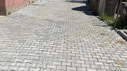 Veysel Karani Beldesinde 14 Bin Metre Kare Tamburlanmış Bazalt Taşı Döşeme Çalışması Başladı