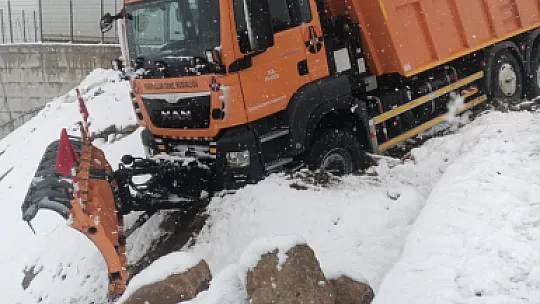 Siirt'te Otomobil Kar Küreme Aracına Çarptı