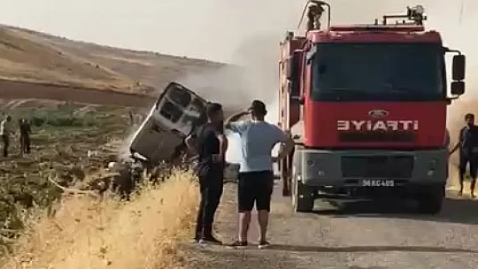 Siirt'te Seyir Halinde Alev Alan Araç Saman Yığınına Daldı!