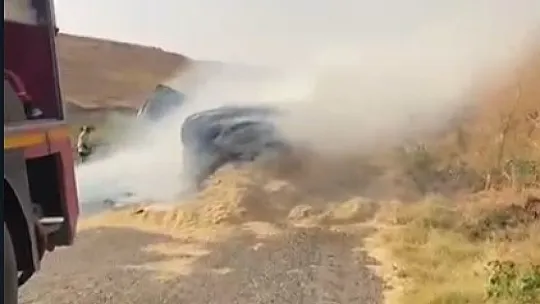 Siirt'te Seyir Halinde Alev Alan Araç Saman Yığınına Daldı!