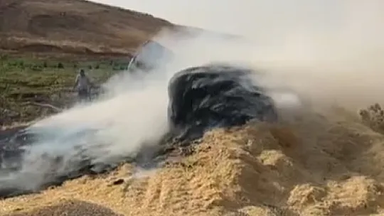 Siirt'te Seyir Halinde Alev Alan Araç Saman Yığınına Daldı!