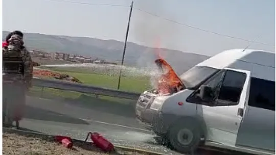 Siirt'te Minibüs Bir Anda Alev Aldı!