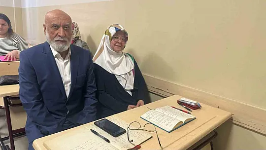 Emekli çiftin İngilizce tutkusu 'öğrenmenin yaşı yok' dedirtiyor