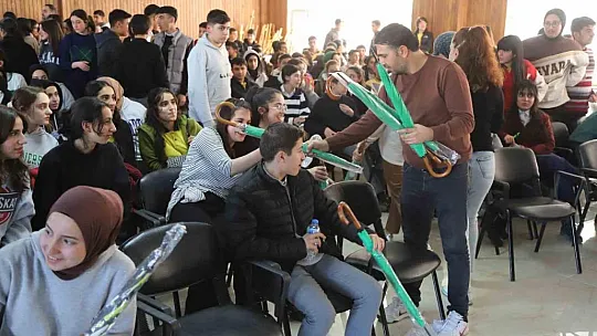 Ergani'de öğrenciler tiyatroyla tarihi yolculuğa çıktı