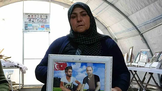 Evlat nöbetindeki gözü yaşlı aileler çocuklarını bekliyor
