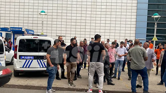 Siirt'te AVM Önünde Büyük Kavga: Satır ve Bıçaklarla Saldırdılar 2 Kişi Yaralandı