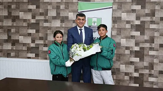 Fadıloğlu, şampiyon yüzücülerle bir araya geldi