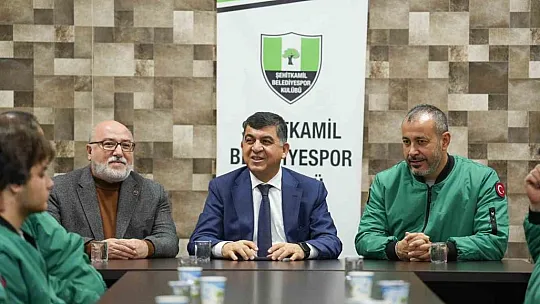 Fadıloğlu, şampiyon yüzücülerle bir araya geldi
