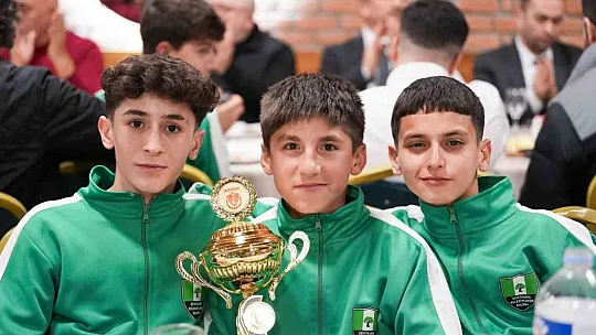 Fadıloğlu, şampiyonları kutladı