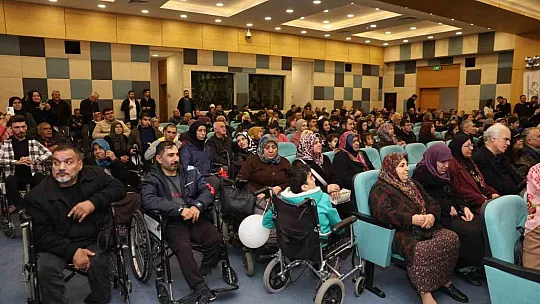 Fatma Şahin, engelli bireylere malzeme dağıtımında gözyaşlarına hakim olamadı