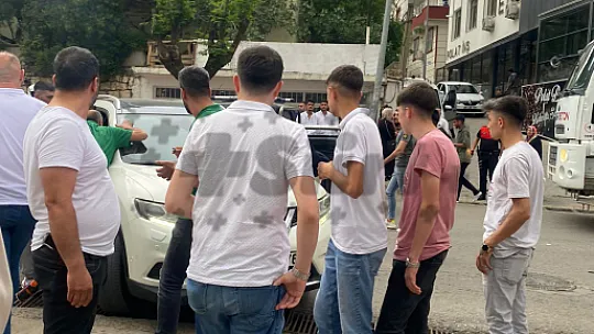 Siirt'te AVM Önünde Büyük Kavga: Satır ve Bıçaklarla Saldırdılar 2 Kişi Yaralandı