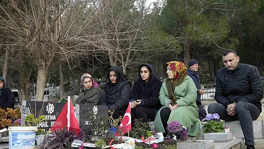 Gaziantep'te deprem mezarlığında duygusal anlar