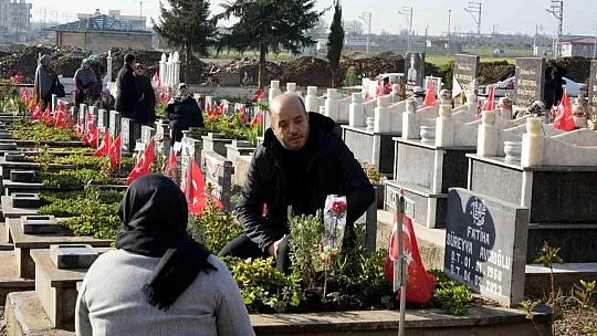 Gaziantep'te deprem mezarlığında duygusal anlar