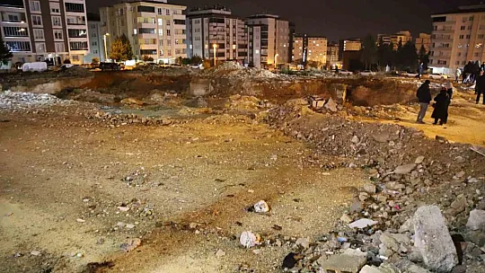 Gaziantep'te depremde hayatını kaybedenler için enkaz alanında Kuran-ı Kerim okutuldu