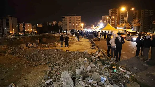 Gaziantep'te depremde hayatını kaybedenler için enkaz alanında Kuran-ı Kerim okutuldu