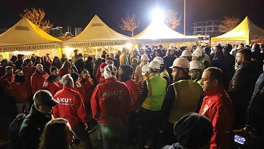 Gaziantep'te depremde hayatını kaybedenler için enkaz alanında Kuran-ı Kerim okutuldu