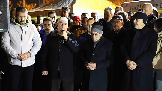Gaziantep'te depremde hayatını kaybedenler için enkaz alanında Kuran-ı Kerim okutuldu