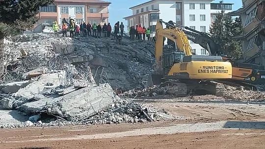 Gaziantep'te depremde hayatını kaybedenler için enkaz alanında Kuran-ı Kerim okutuldu