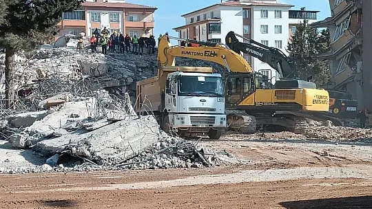 Gaziantep'te depremde hayatını kaybedenler için enkaz alanında Kuran-ı Kerim okutuldu