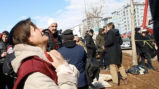 Gaziantep'te depremde hayatını kaybedenler için enkaz alanında Kuran-ı Kerim okutuldu