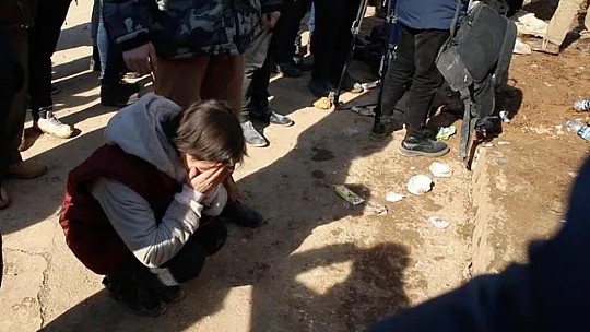 Gaziantep'te depremde hayatını kaybedenler için enkaz alanında Kuran-ı Kerim okutuldu
