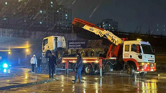 Gaziantep'te dorsesi açılan tır üst geçide sıkıştı