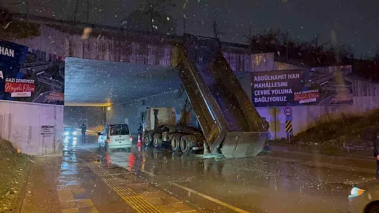 Gaziantep'te dorsesi açılan tır üst geçide sıkıştı