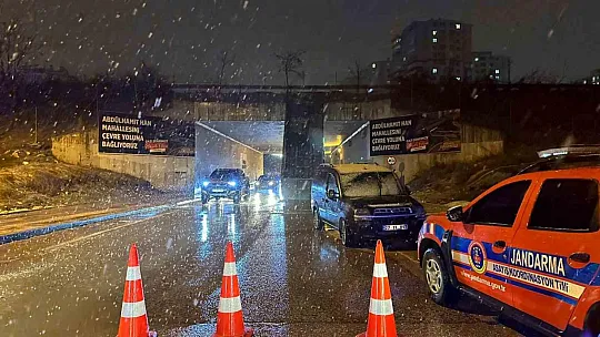 Gaziantep'te dorsesi açılan tır üst geçide sıkıştı