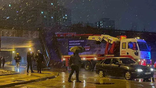 Gaziantep'te dorsesi açılan tır üst geçide sıkıştı