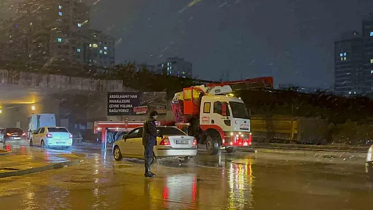 Gaziantep'te dorsesi açılan tır üst geçide sıkıştı