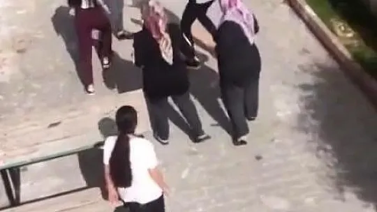 Gaziantep'te kadınların bıçaklı sopalı kavgası kameraya yansıdı