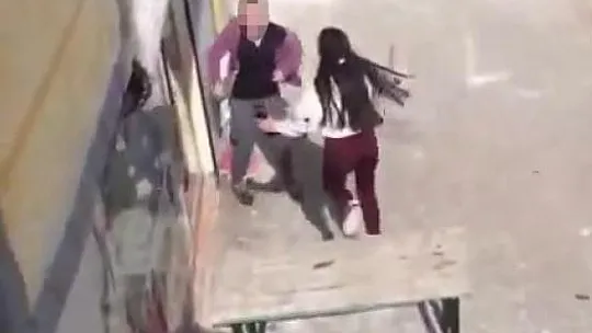 Gaziantep'te kadınların bıçaklı sopalı kavgası kameraya yansıdı