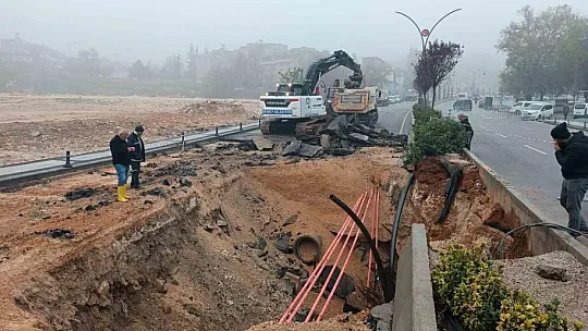 Gaziantep'te sağanak yağış nedeniyle yol çöktü