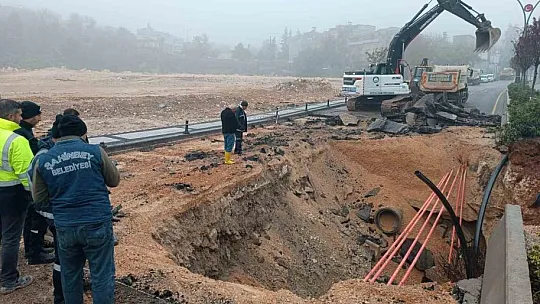 Gaziantep'te sağanak yağış nedeniyle yol çöktü