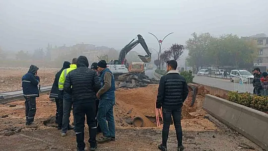 Gaziantep'te sağanak yağış nedeniyle yol çöktü