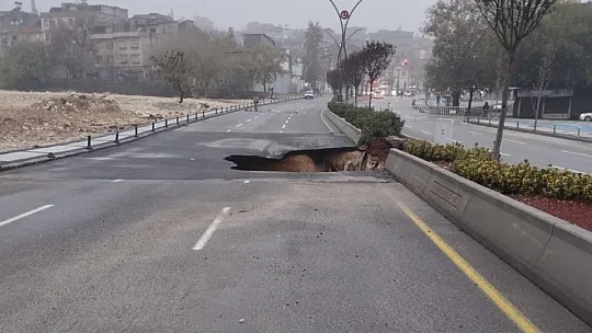 Gaziantep'te sağanak yağış nedeniyle yol çöktü