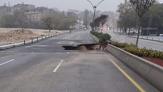 Gaziantep'te sağanak yağış nedeniyle yol çöktü