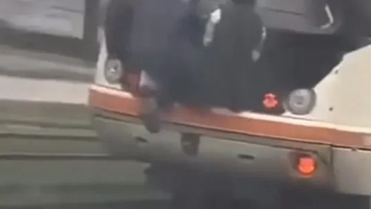 Gaziantep'te tramvayın arkasına tutunan iki çocuk canlarını hiçe saydı