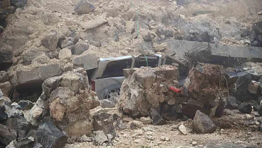 Gaziantep'te yoğun yağış sonrası istinat duvarı araçların üzerine çöktü