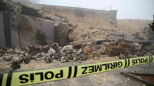 Gaziantep'te yoğun yağış sonrası istinat duvarı araçların üzerine çöktü