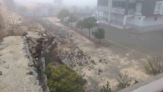 Gaziantep'te yoğun yağış sonrası istinat duvarı araçların üzerine çöktü