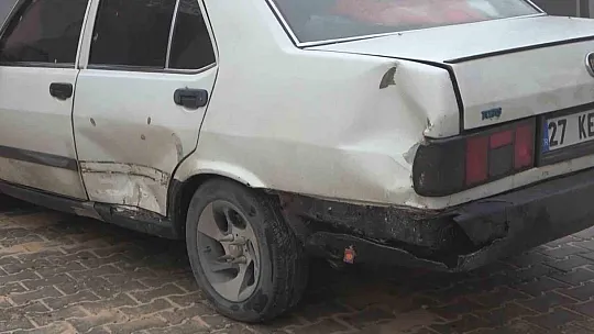 Gaziantep'te yoğun yağış sonrası istinat duvarı araçların üzerine çöktü
