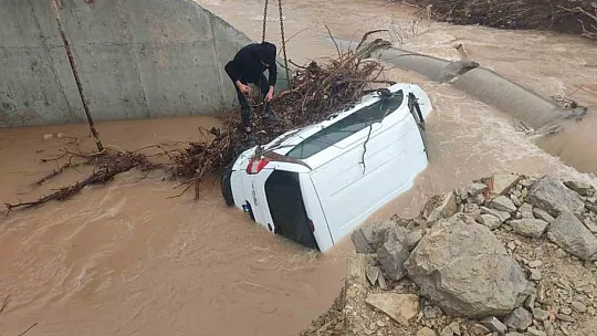 Gece sel sularında sürüklenen araç gündüz vinç ile kurtarıldı