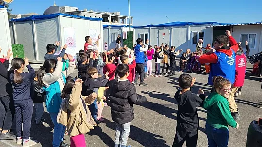 Geçici barınma merkezlerindeki çocuklara psikososyal destek sürüyor
